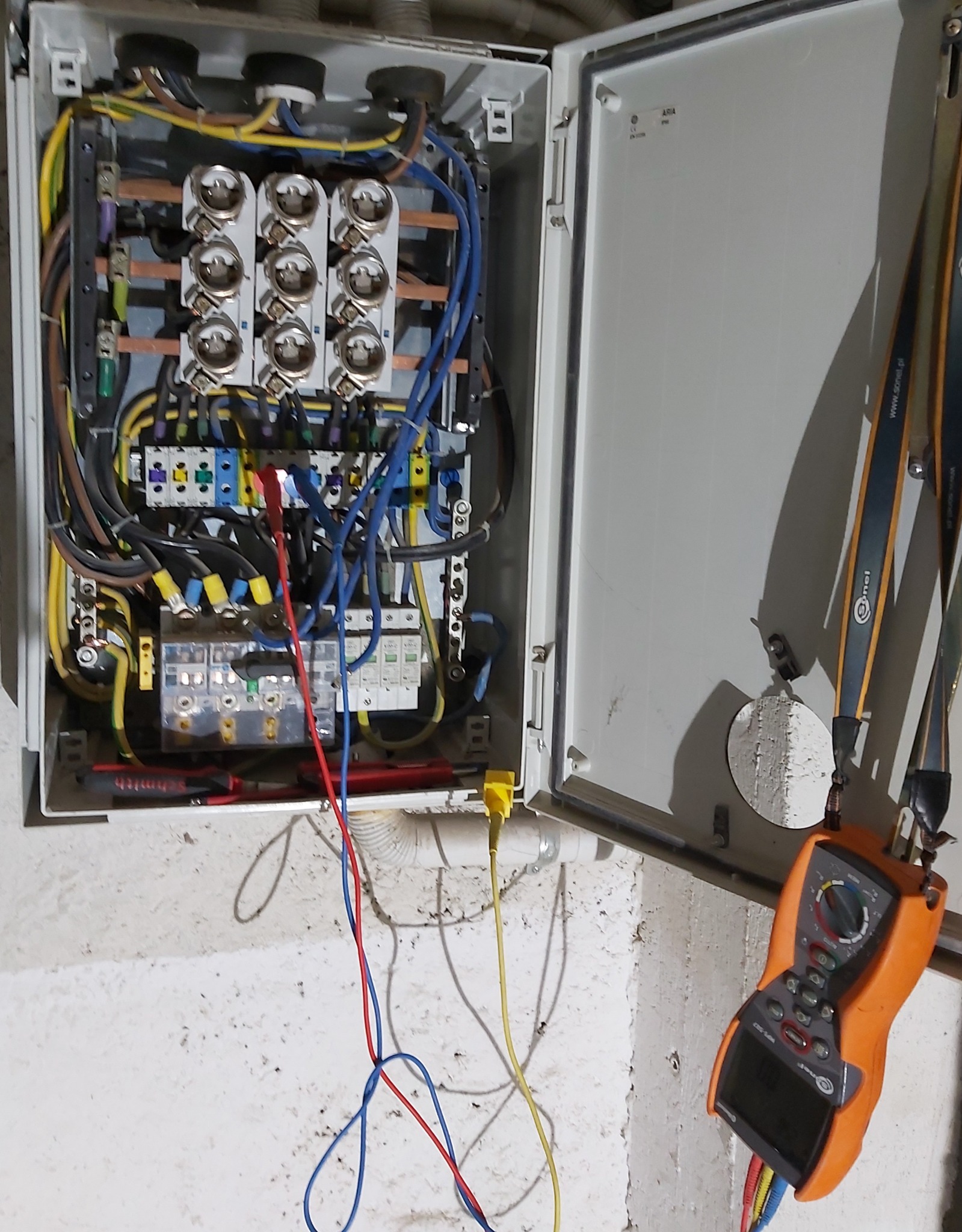 Przegląd elektryczny głównej tablicy rozdzielczej.