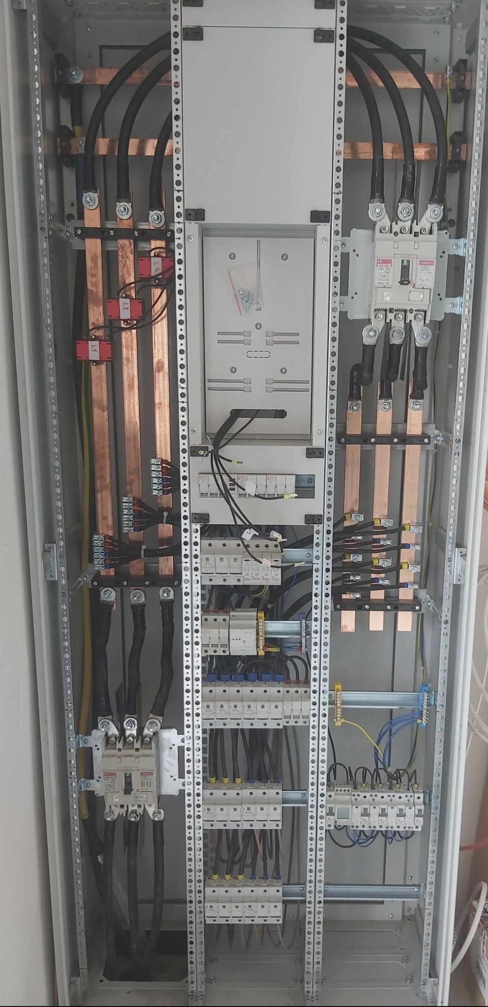 Budowa i montaż rozdzielnicy głównej hotelu - praca z projektem.