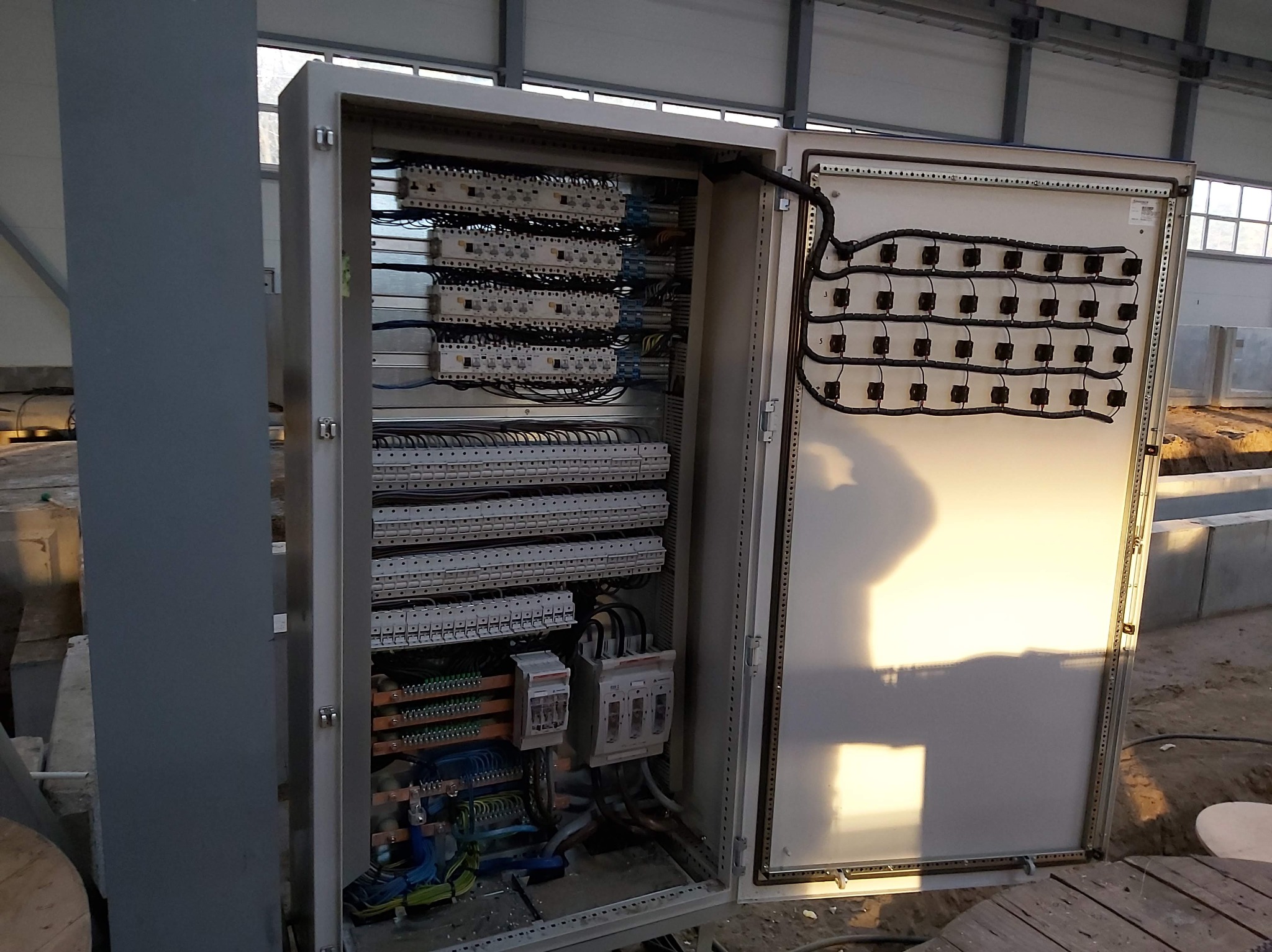 Montaż rozdzielnicy elektrycznej obiektu przemysłowego obsługującego tabor kolejowy - efekt końcowy.