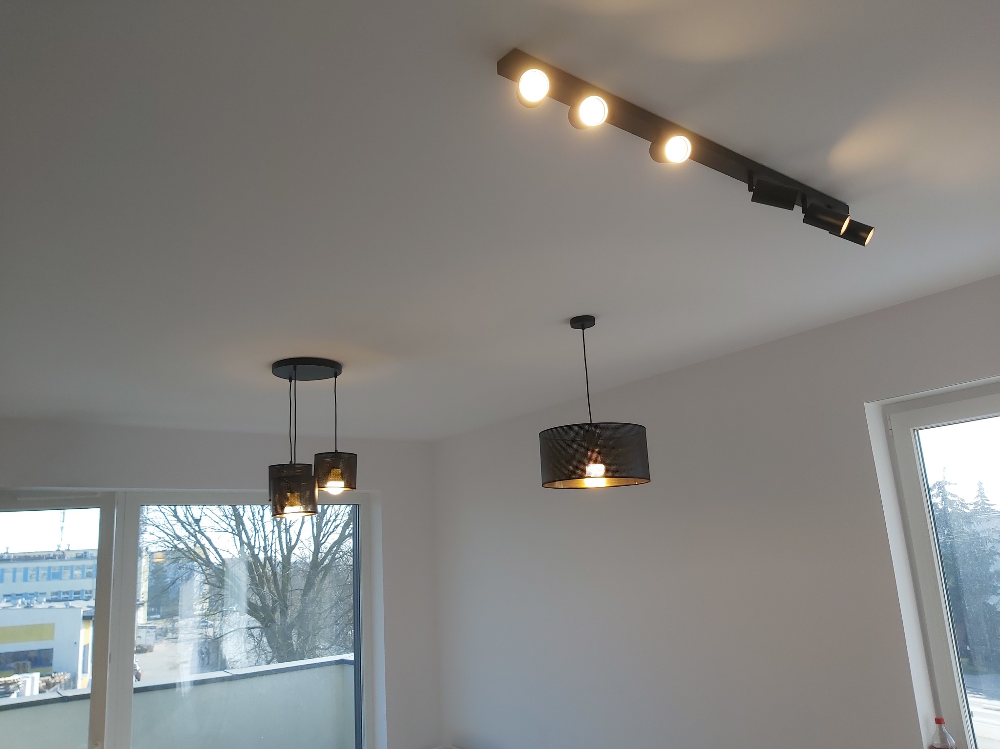 Biały montaż oświetlenia w mieszkaniu.