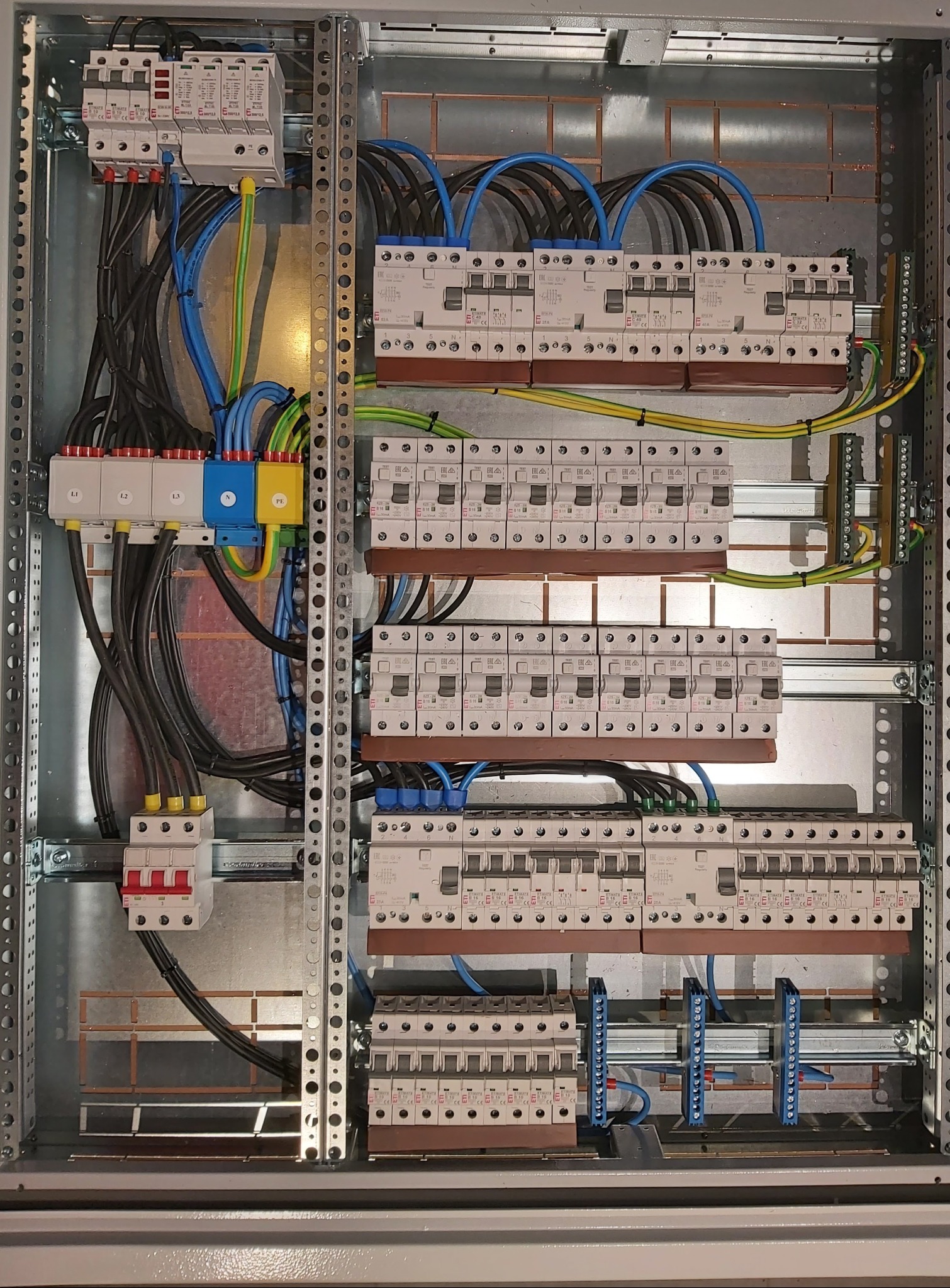 Prefabrykacja rozdzielnicy szpitala.