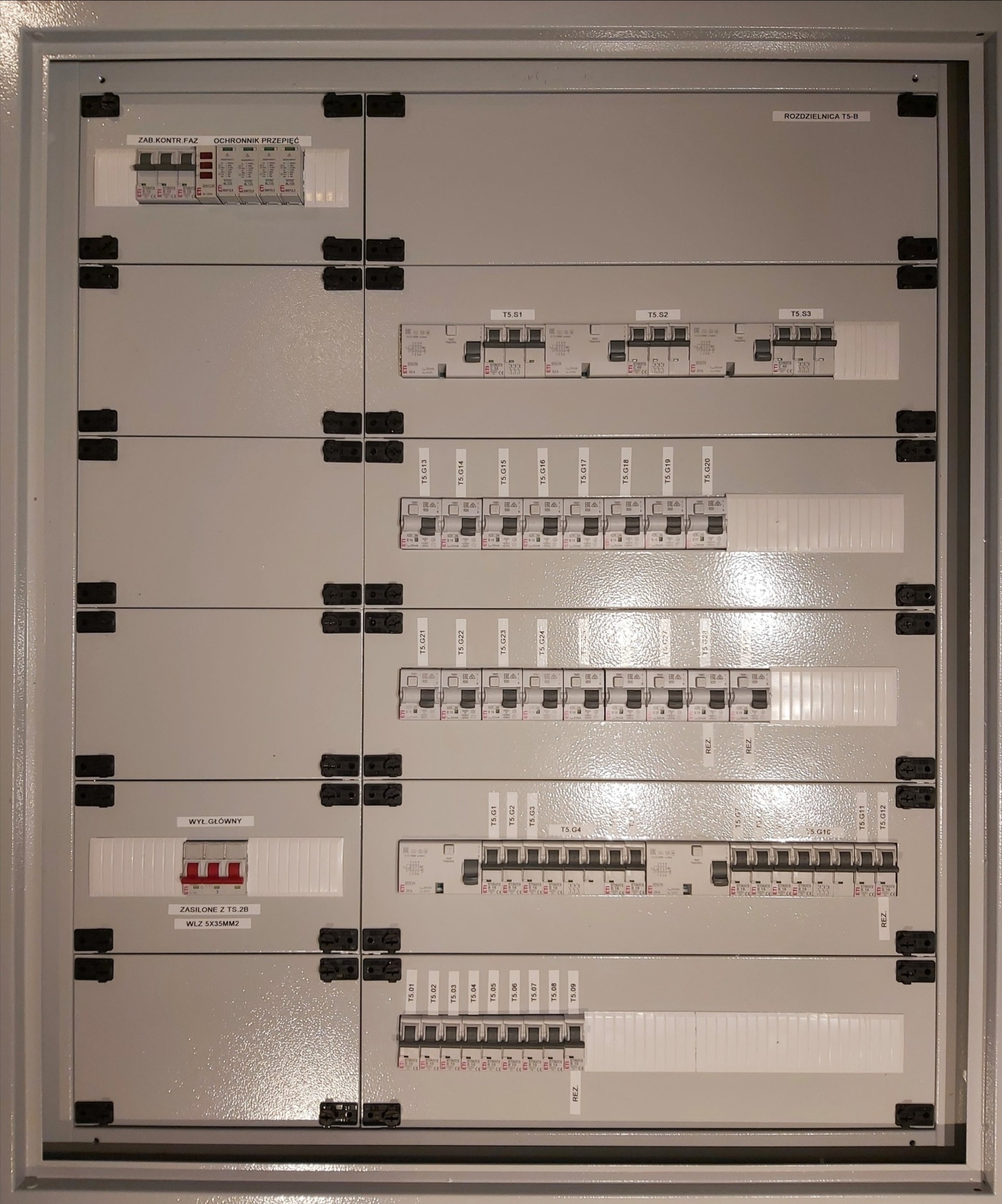 Prefabrykacja rozdzielnicy szpitala - po założeniu maskownic oraz opisaniu poszczególnych obwodów.