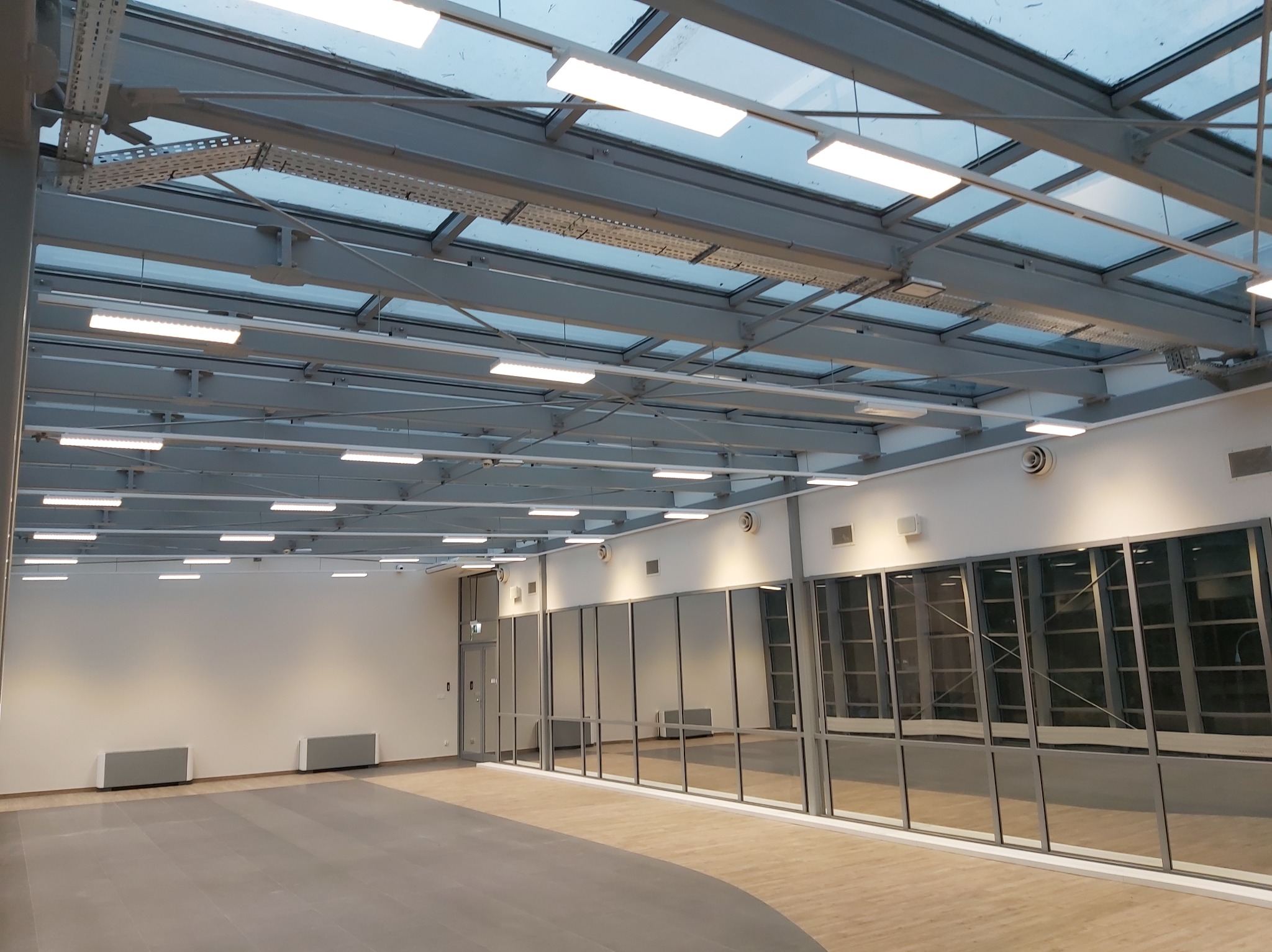 Montaż oświetlenia obiektu biurowego - praca z projektem dostarczonym przez inwestora.