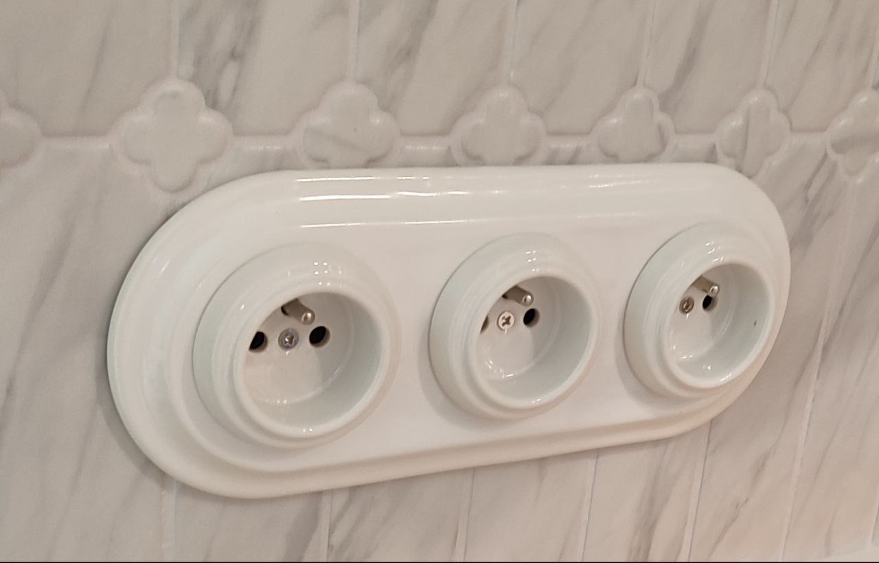 montaż gniazd i łączników