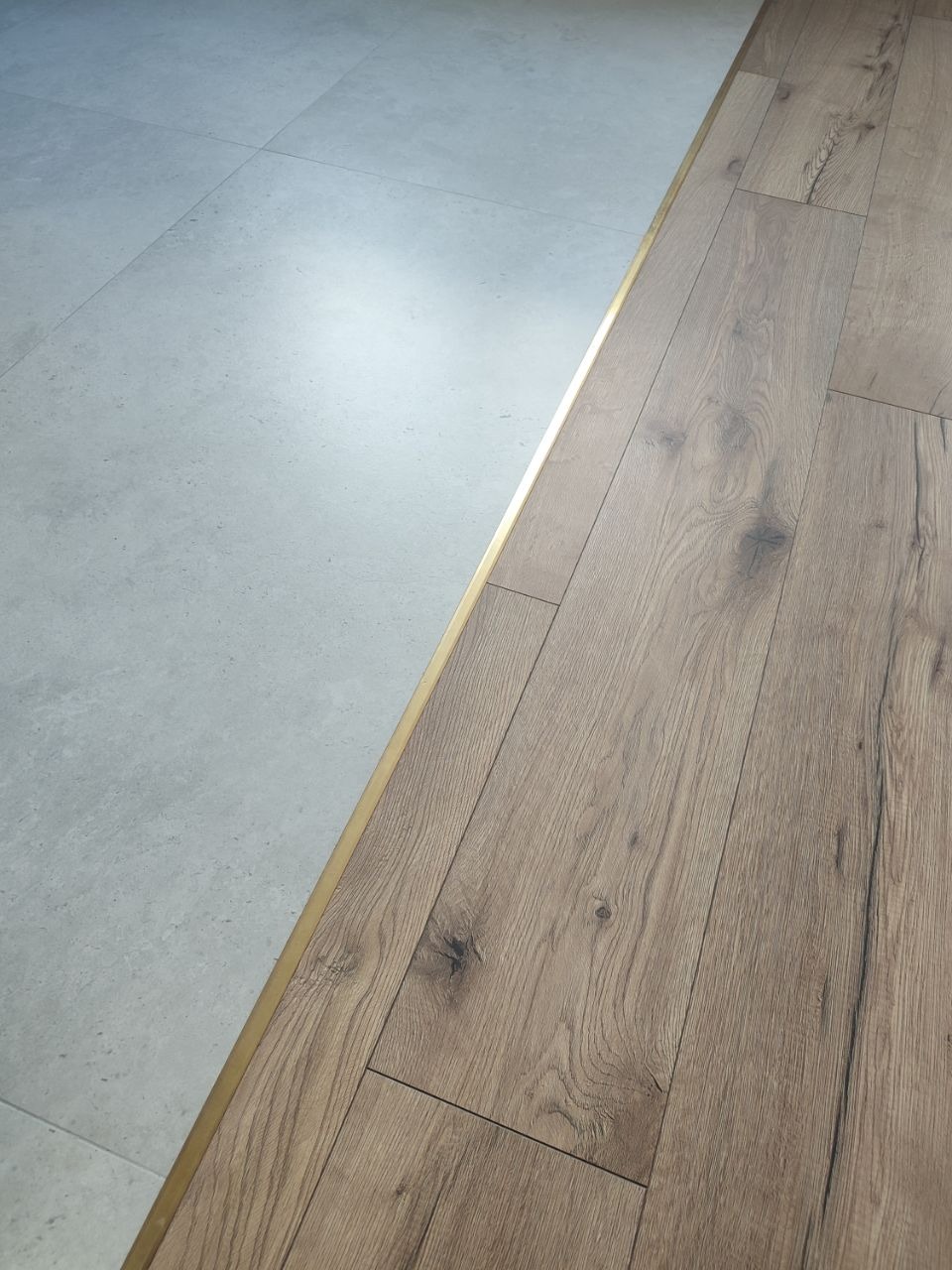 Układanie gresu oraz paneli laminowanych