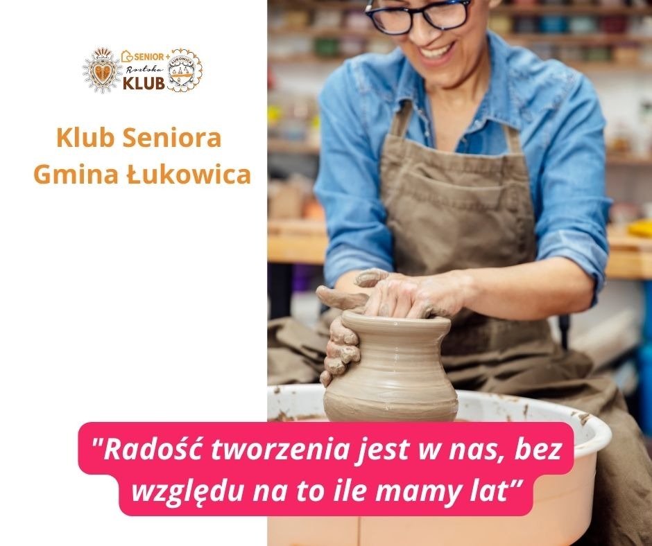 Uśmiechnięta seniorka w okularach formuje gliniany wazon na kole garncarskim. Zdjęcie z kampanii społecznej Klubu Seniora Roztoka, promujące pozytywny wizerunek seniorów.
