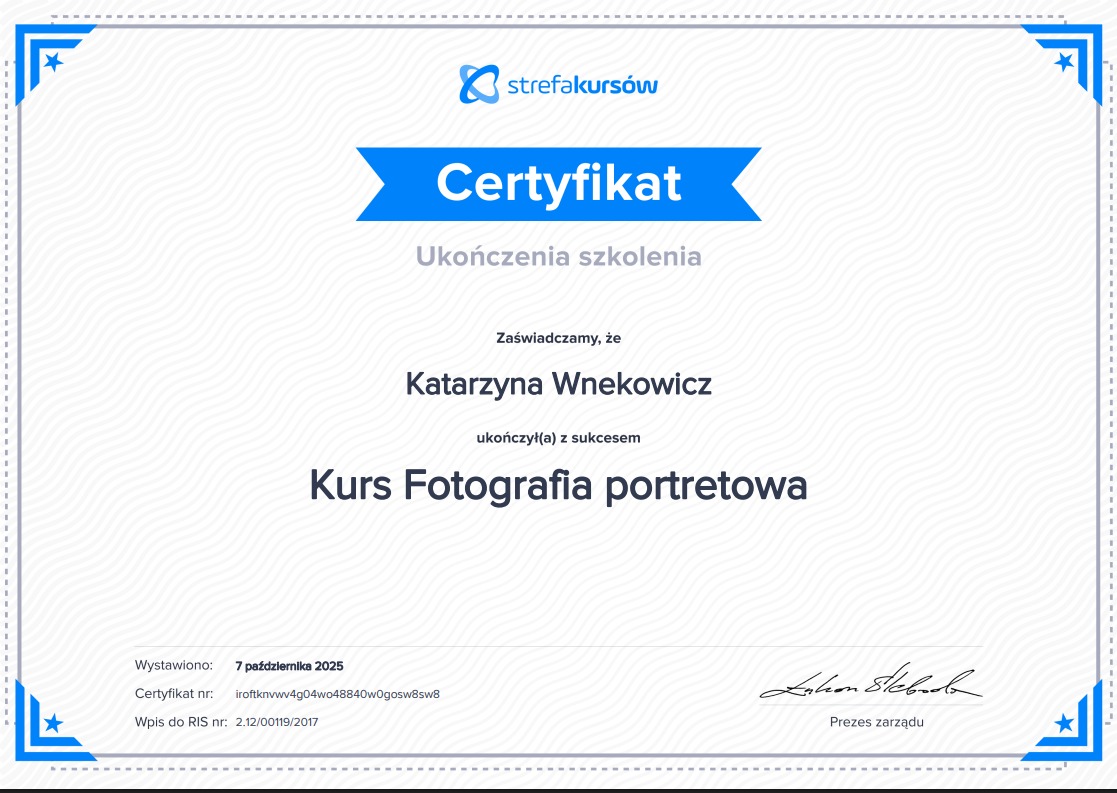 Certyfikat ukończenia kursu fotografii portretowej dla Katarzyny Wnekowicz, wystawiony 7 października 2025 przez Strefa Kursów. Dokument w niebieskiej ramce.