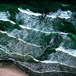 TwoSight Photography - Zdjęcie z lotu ptaka: ciemnozielone fale oceanu z białymi grzywami spienionej wody uderzają o piaszczystą plażę. Widok z góry, kontrastowe kolory, dynamiczne ujęcie.