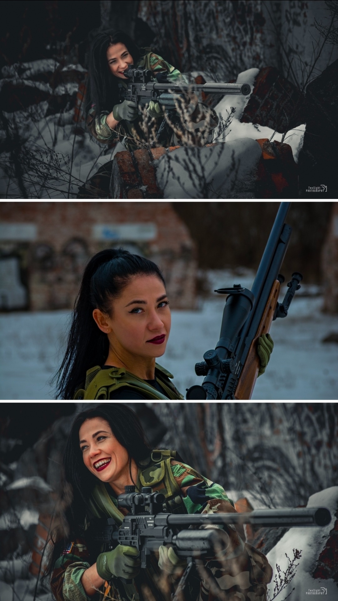 Kobieta w kamuflażu celuje z karabinu snajperskiego w zimowym plenerze. Uśmiechnięta, z ciemnymi włosami, na tle ceglanej ruiny i śniegu. Dynamiczne ujęcie.