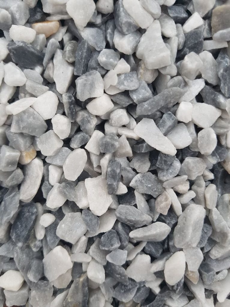 Szare i białe otoczaki marmurowe, drobne kamienie dekoracyjne, idealne do wykończenia tarasu lub schodów. Naturalny kamień w zbliżeniu.