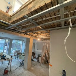 BOM Hlavaty - Kompletny remont domu z poczatku XXw Instalacja sufitu podwieszanego na profilach.