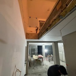 BOM Hlavaty - Wnętrze w trakcie remontu: widoczne profile sufitu podwieszanego, instalacje elektryczne, ściany przygotowane do malowania. Prace wykończeniowe w domu z elementami XXw.