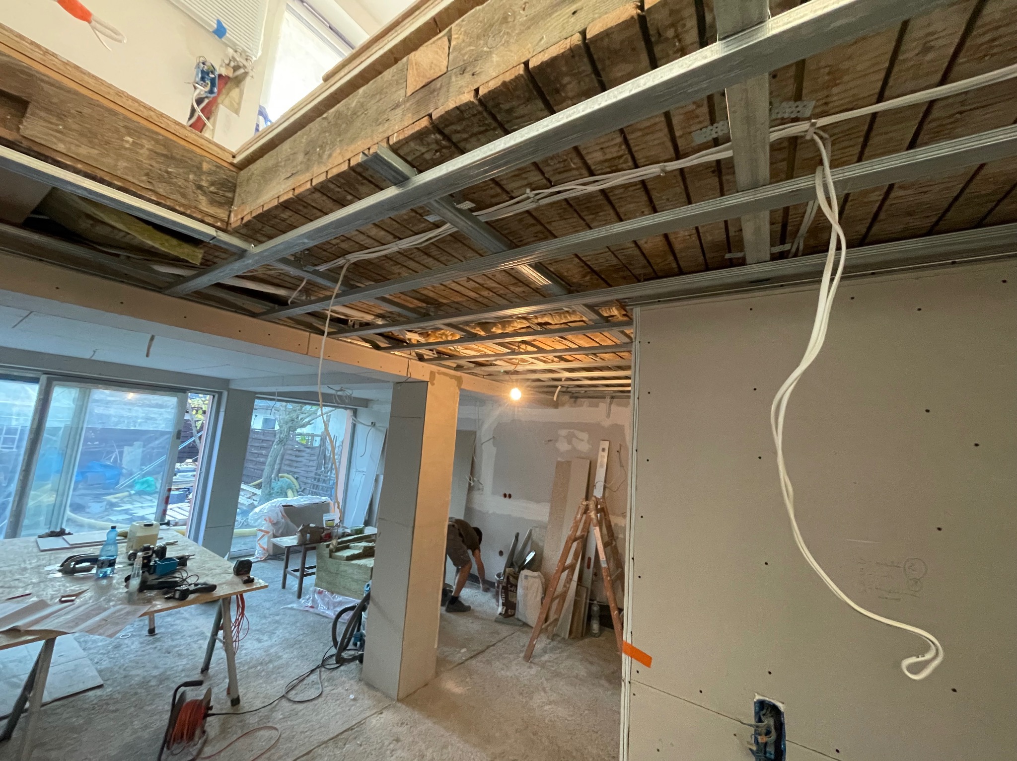 Kompletny remont domu z poczatku XXw Instalacja sufitu podwieszanego na profilach.