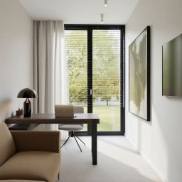 SEAPP Architektura wnętrz - Nowoczesne domowe biuro z beżową sofą, ciemnym drewnianym biurkiem, laptopem, czarną lampą grzybkiem i dużym oknem z żaluzjami, za którym widać zieleń. Ściana z pionową listwą LED i abstrakcyjnym...
