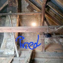 Sebastian Jan - Stare poddasze z odsłoniętą cegłą i drewnianą konstrukcją dachu przed remontem. Widoczne elementy instalacji i fragmenty podłogi. Ujęcie z dołu.