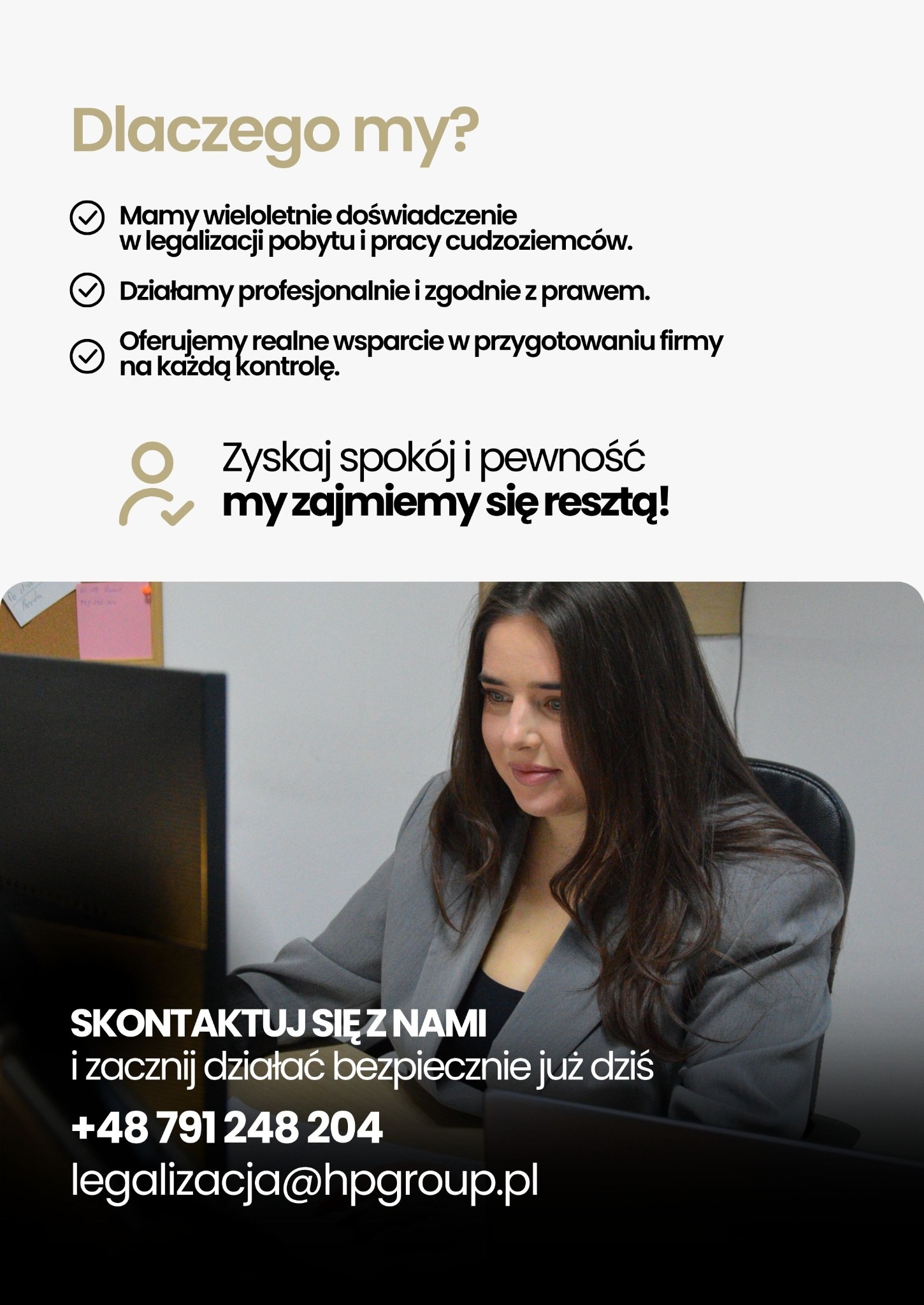 Kobieta w biurze, przed komputerem, z tekstem o legalizacji pobytu i pracy cudzoziemców, kontakt do firmy. Oferta agencji rekrutacyjnej.