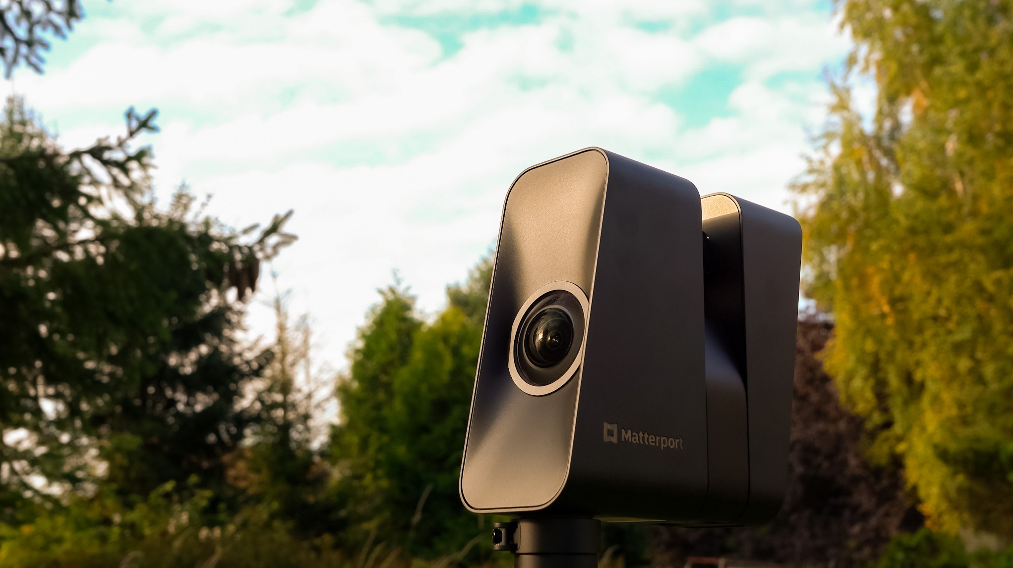 Kamera Matterport Pro3 HDR na tle zieleni i błękitnego nieba. Sprzęt do skanowania 3D wnętrz z logo Matterport. Precyzyjne odwzorowanie przestrzeni.
