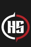 Graficzne logo firmy HS na czarnym tle, z białym półokręgiem po lewej i czerwonym po prawej stronie, tworzące dynamiczny, nowoczesny znak firmowy.