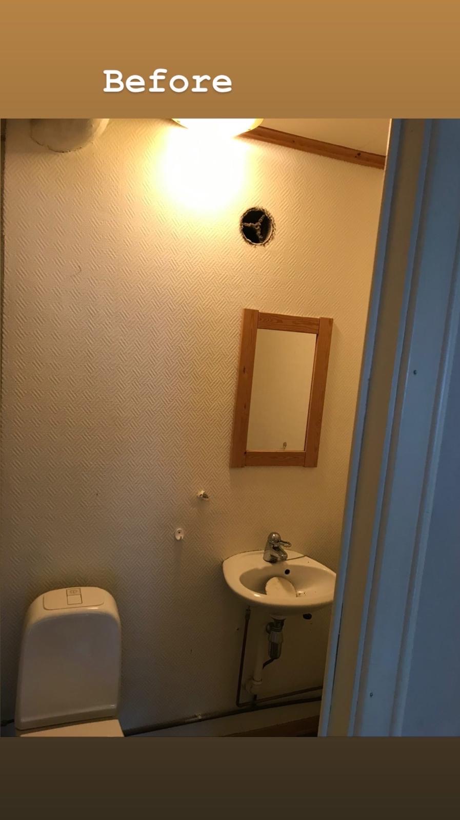 Mała łazienka przed remontem: toaleta, umywalka, lustro w drewnianej ramie, dziura w ścianie po lampie. Na górze zdjęcia widnieje napis 'Before'.
