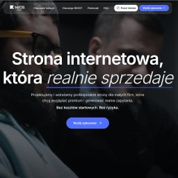 STARCZYNSKI - Strona internetowa z hasłem 'która realnie sprzedaje' na tle dwóch osób. Minimalistyczny design, ciemna kolorystyka, nowoczesny interfejs użytkownika.