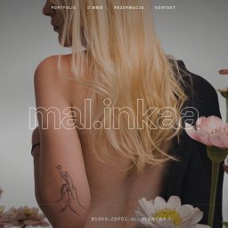 STARCZYNSKI - Strona internetowa studia tatuażu 'mal.inkaa' z blondwłosą modelką i kwiatami. Minimalistyczny design, subtelne kolory, widoczne menu i adres studia.