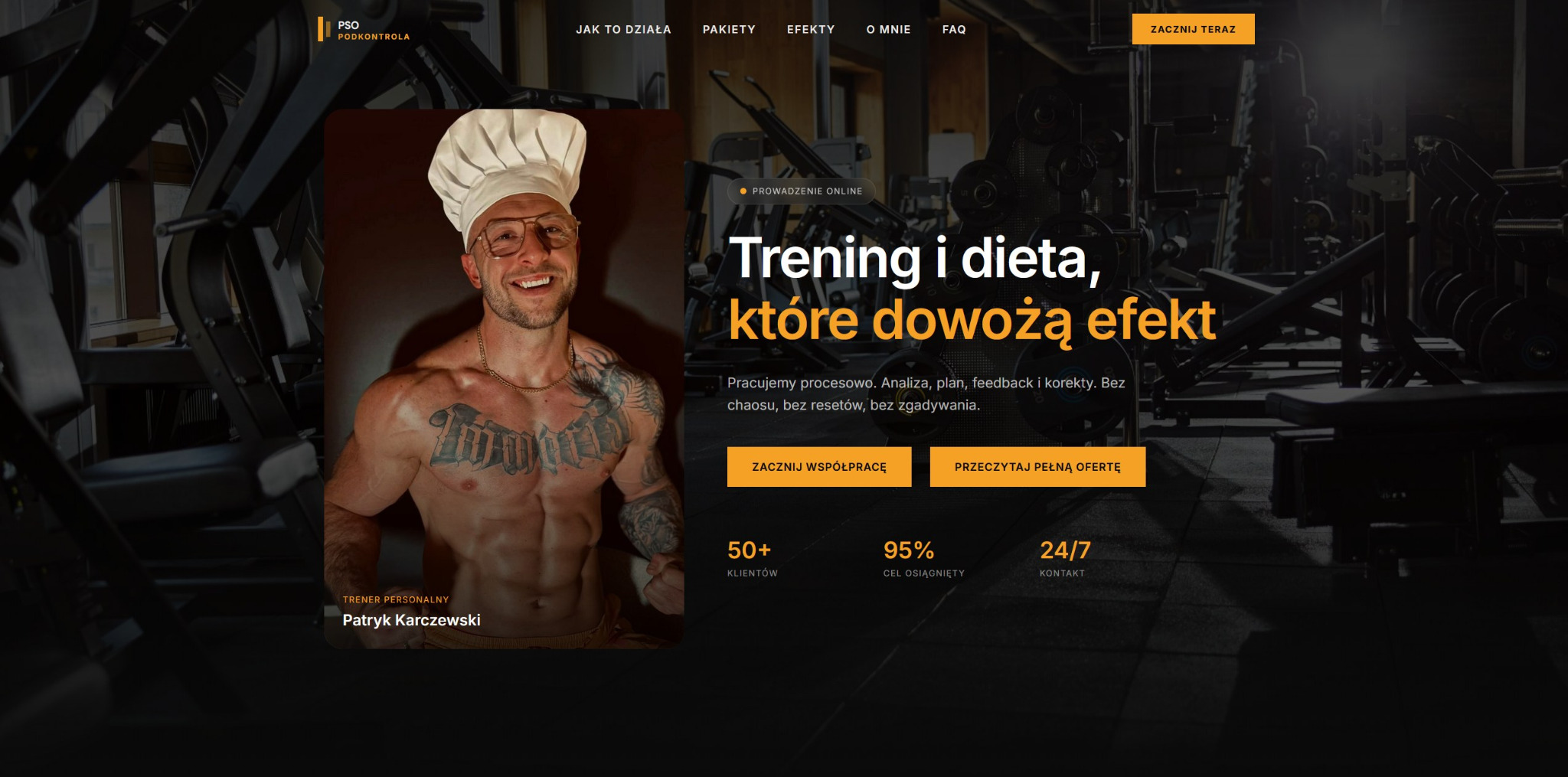 Landing page z uśmiechniętym trenerem w czapce kucharskiej na tle siłowni, promujący program treningowo-dietetyczny. Ciemna kolorystyka, widoczne hasła i przyciski CTA.