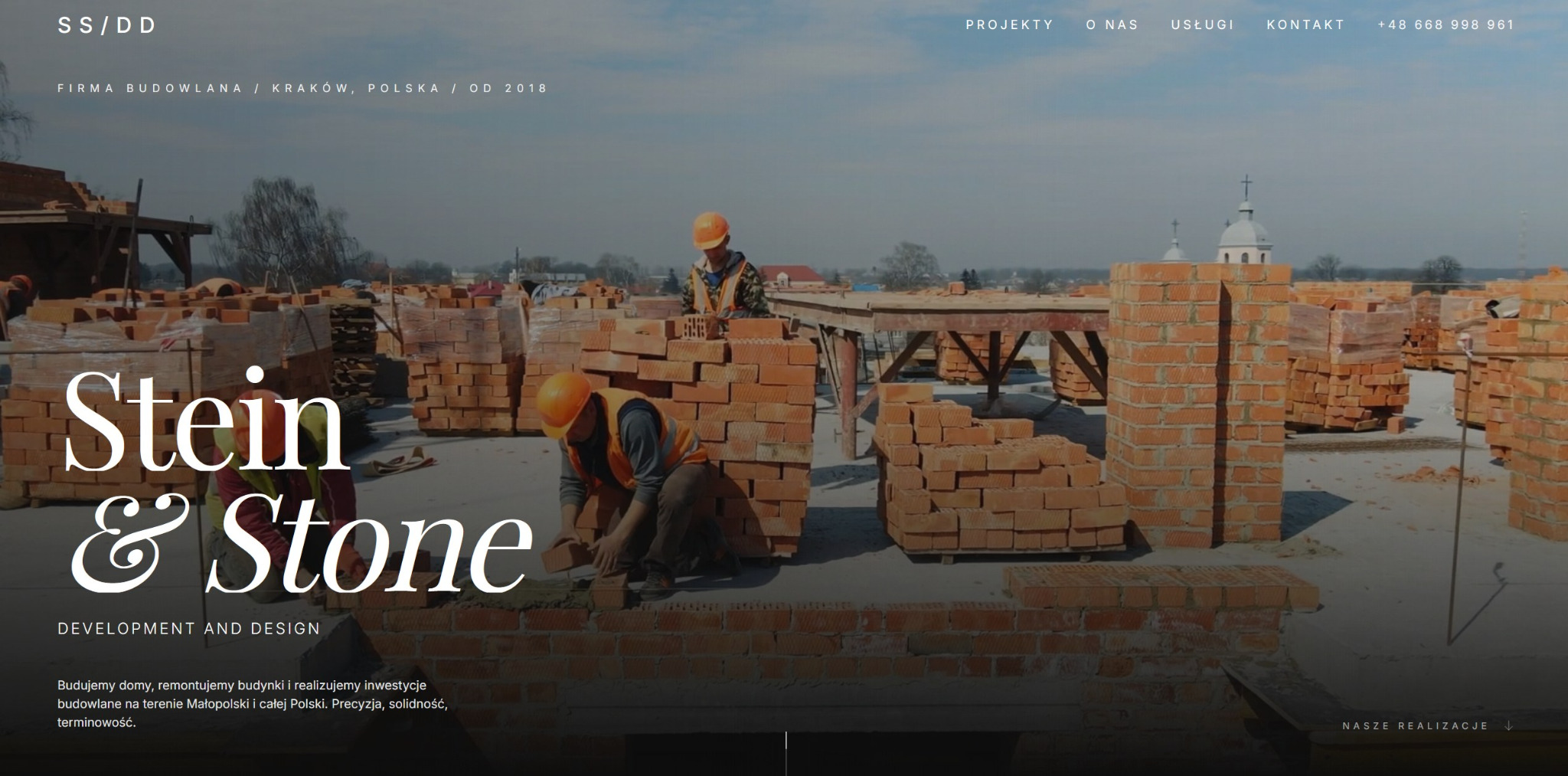 Strona www firmy budowlanej Stein & Stone z Krakowa. Na pierwszym planie murarze w trakcie pracy, w tle cegły i elementy konstrukcyjne. Prezentacja realizacji.