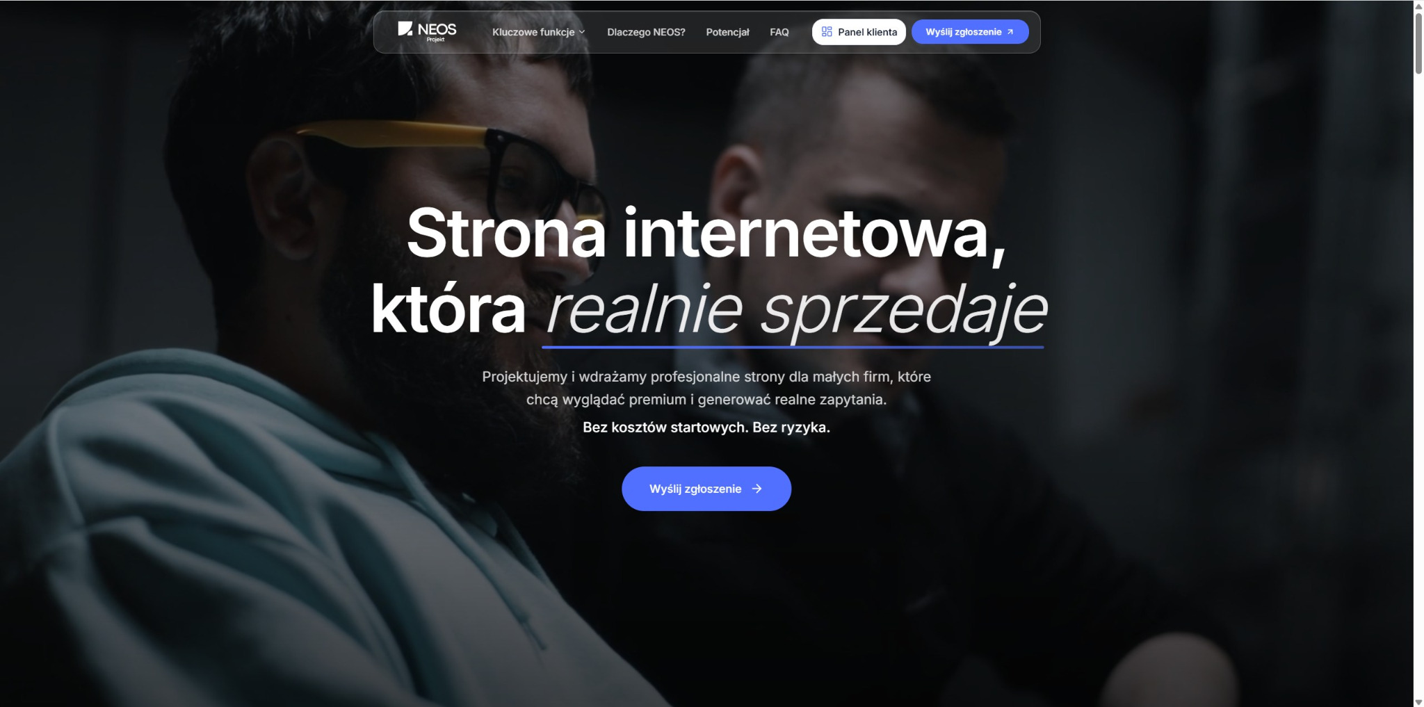 Strona internetowa z hasłem 'która realnie sprzedaje' na tle dwóch osób. Minimalistyczny design, ciemna kolorystyka, nowoczesny interfejs użytkownika.