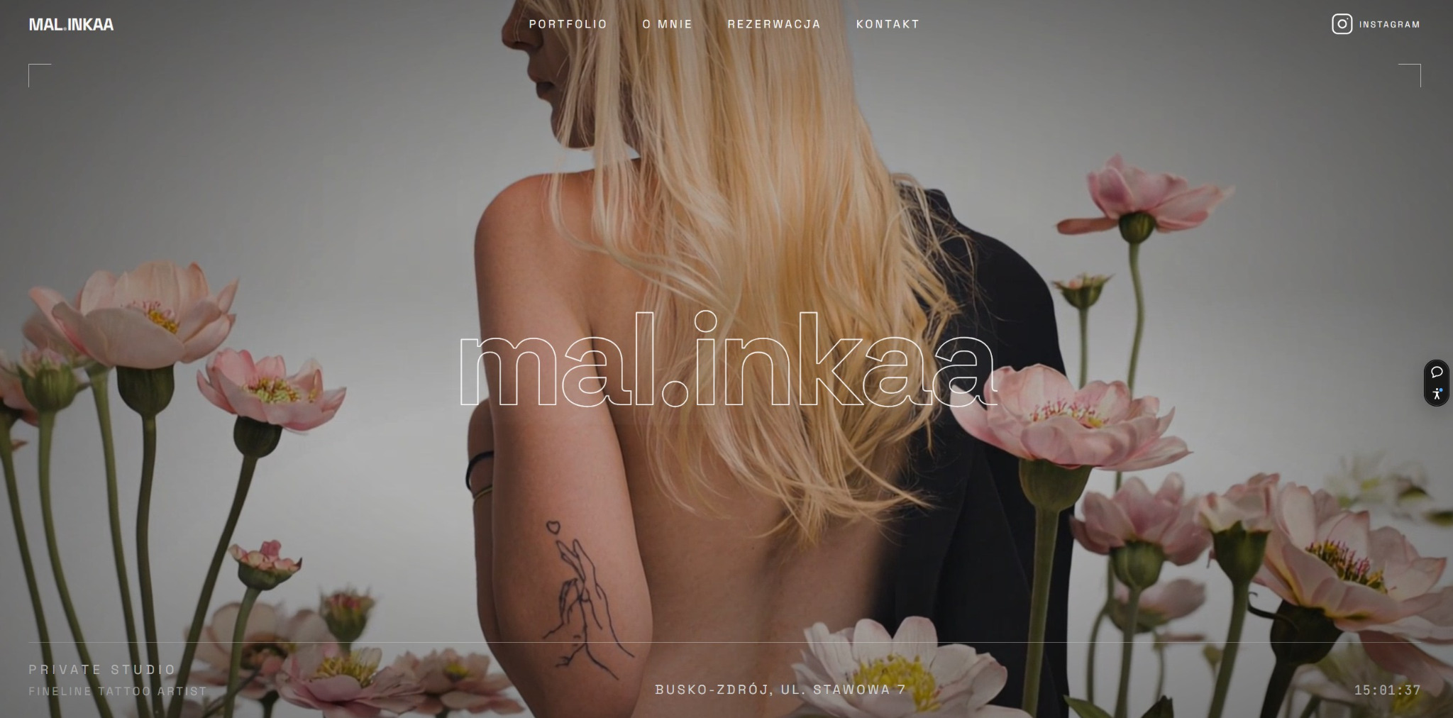 Strona internetowa studia tatuażu 'mal.inkaa' z blondwłosą modelką i kwiatami. Minimalistyczny design, subtelne kolory, widoczne menu i adres studia.