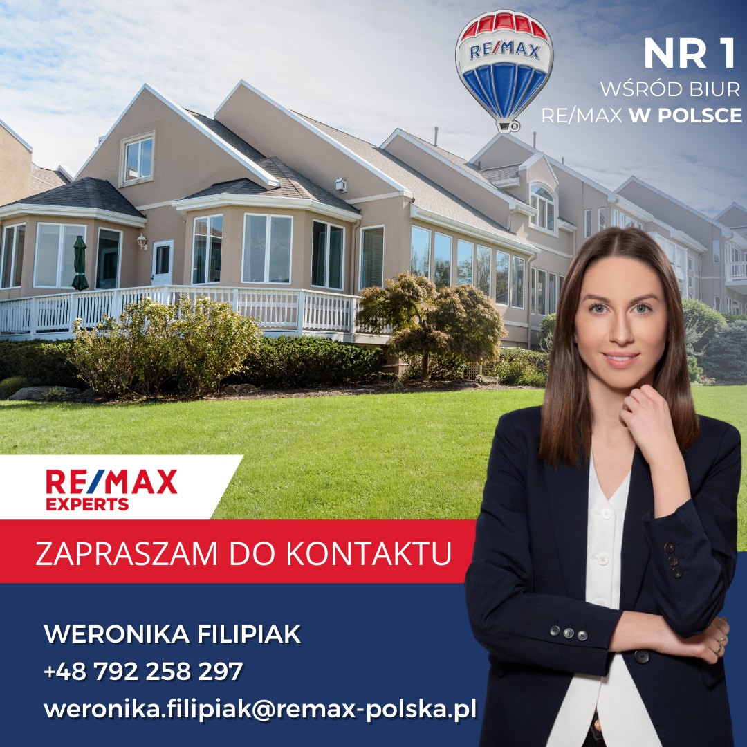 Agentka nieruchomości na tle luksusowej rezydencji z logo RE/MAX. Zapraszam do kontaktu - Weronika Filipiak, numer 1 wśród biur RE/MAX w Polsce.