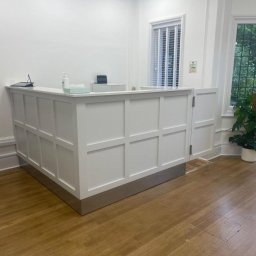 ZABUDOWA RECEPCJI W PRZECHODNI LEKARSKIEJ