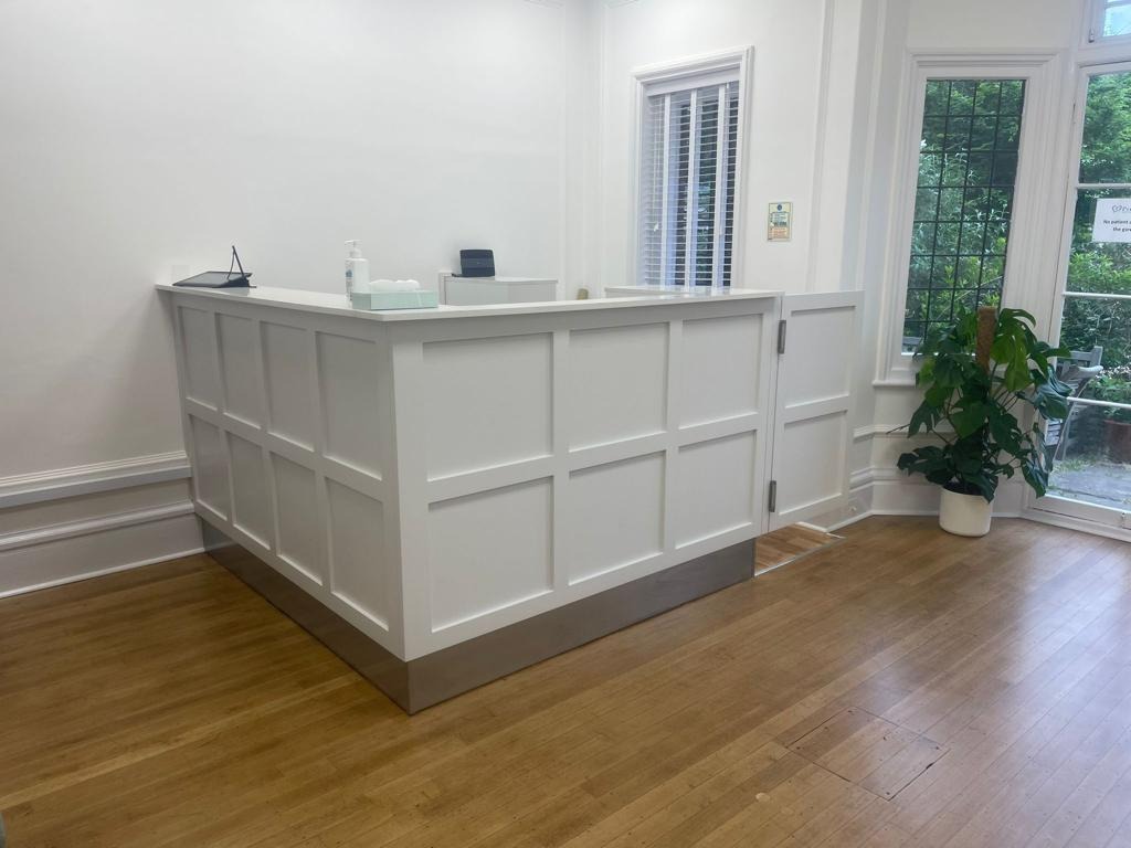 Zabudowa Recepcji w Przechodni Lekarskiej