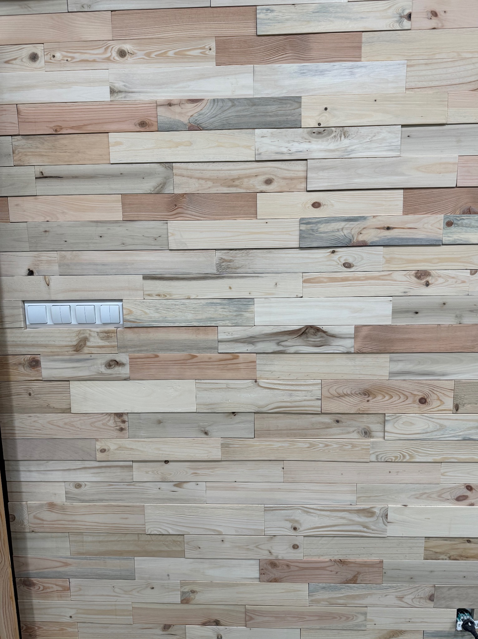 Dekoracyjna ścianka ze starego drewna