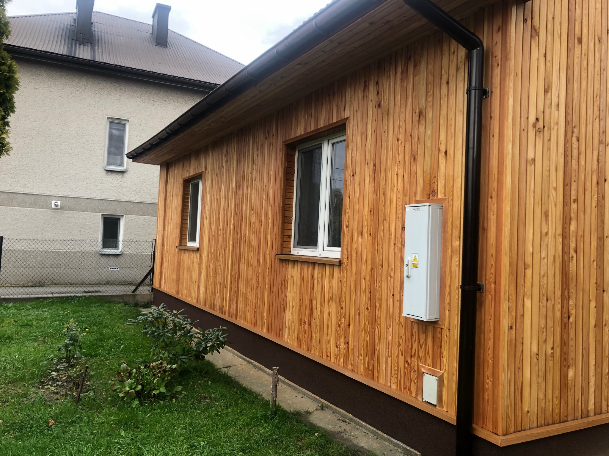 Elewacja drewnianego domu deska elewacyjna z modrzewia