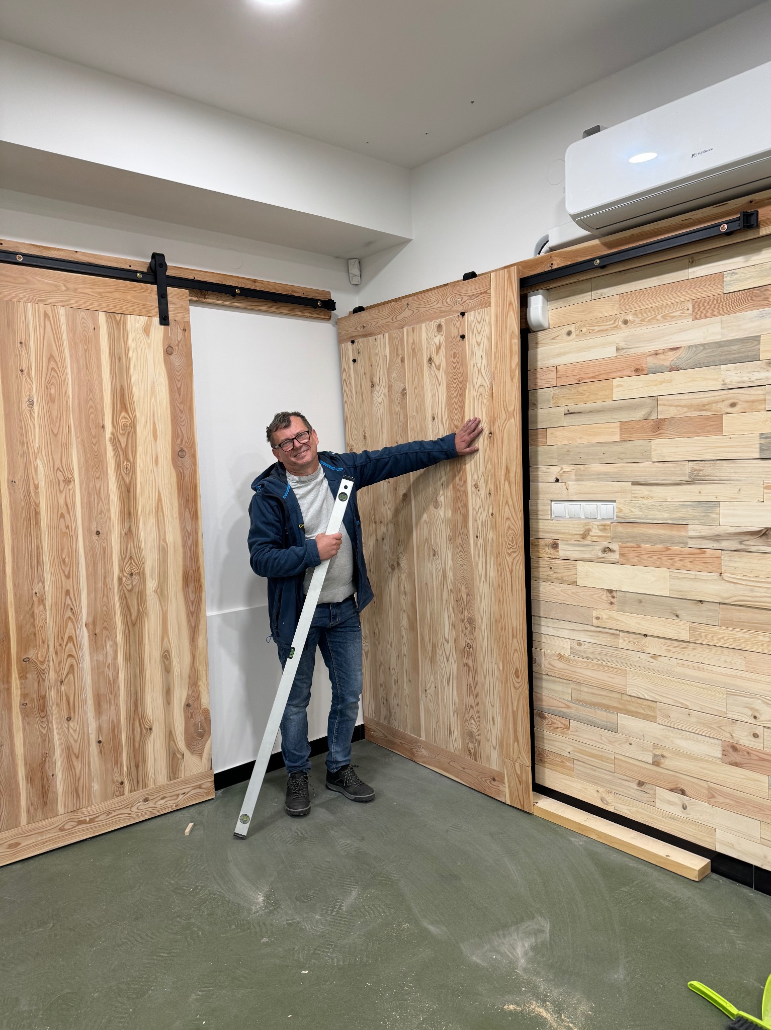 Drzwi przesuwne i dekoracyjna ściana ż naturalnego drewna