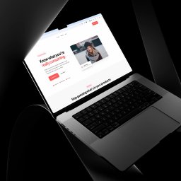 ELEVECT Bartosz Zalewski - Laptop z otwartą stroną internetową o zdrowym odżywianiu na czarnym, błyszczącym tle. Minimalistyczny design, nowoczesny wygląd, ostre światło.