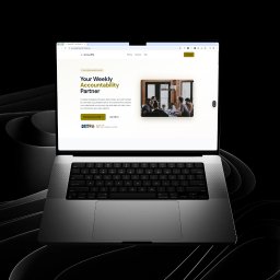 ELEVECT Bartosz Zalewski - Laptop z otwartą stroną AccountPal, prezentującą platformę do łączenia przedsiębiorców. Widoczny interfejs z tekstem 'Your Weekly Accountability Partner'.