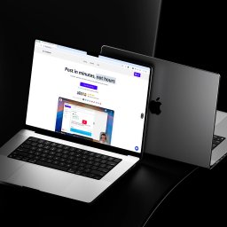 ELEVECT Bartosz Zalewski - Dwa laptopy Apple na czarnym tle. Na ekranie otwartego laptopa widoczna strona internetowa PostQuick z hasłem 'Post in minutes, not hours'.