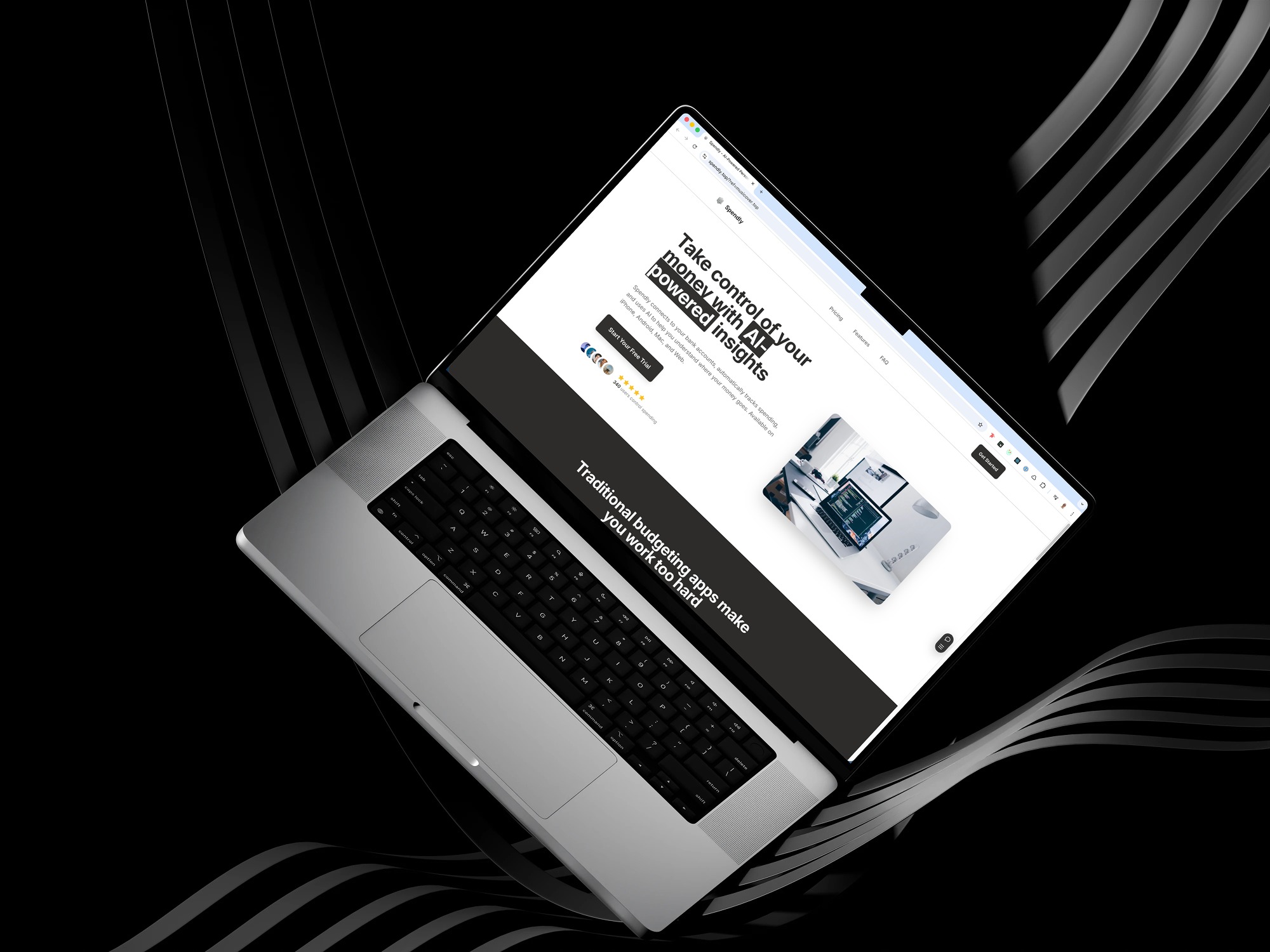 Laptop z otwartą stroną Spendly, prezentującą kontrolę finansów z AI. Minimalistyczny design, czarne tło z szarymi falami. Widok z góry, lekki kąt.