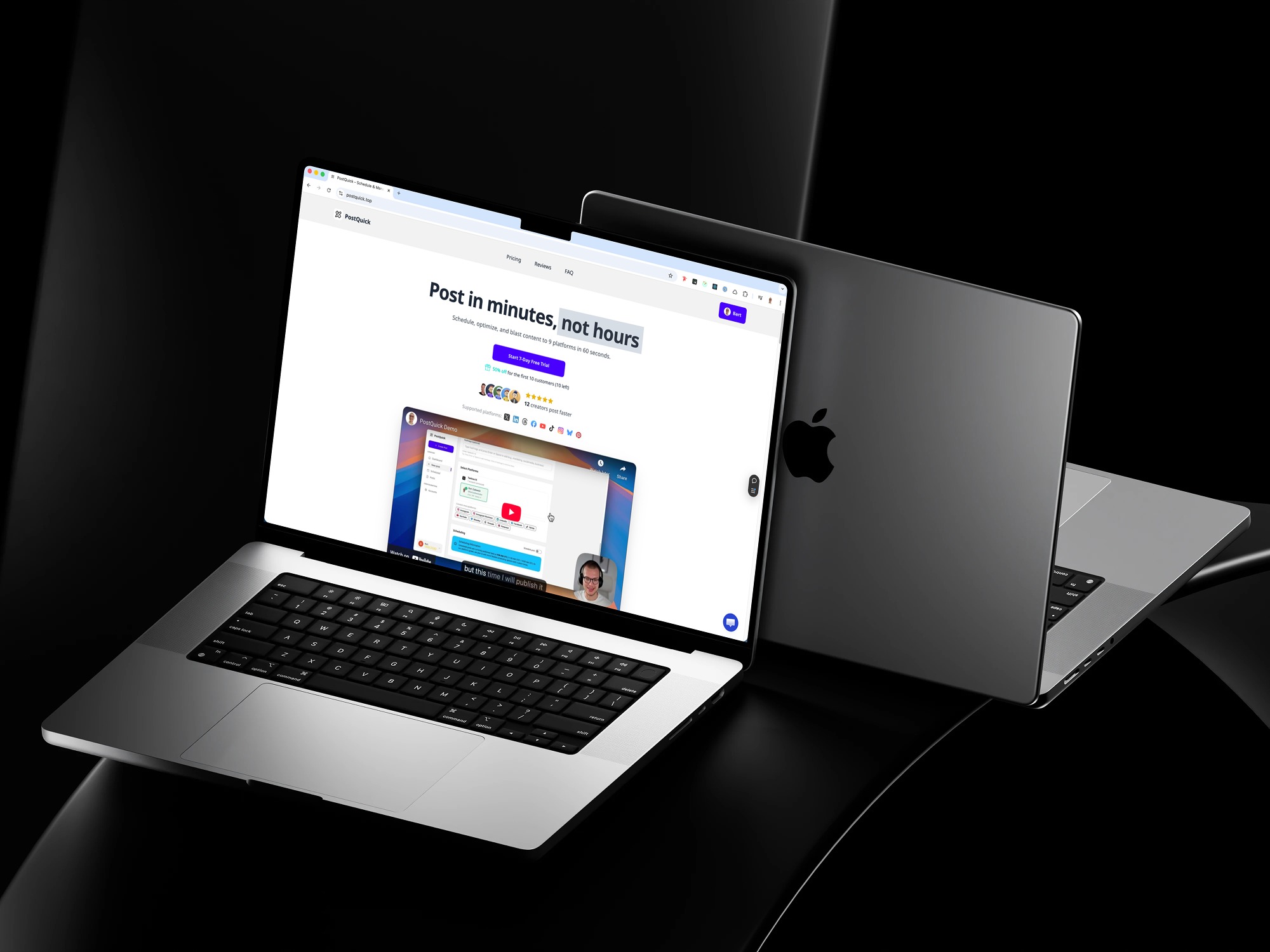Dwa laptopy Apple na czarnym tle. Na ekranie otwartego laptopa widoczna strona internetowa PostQuick z hasłem 'Post in minutes, not hours'.