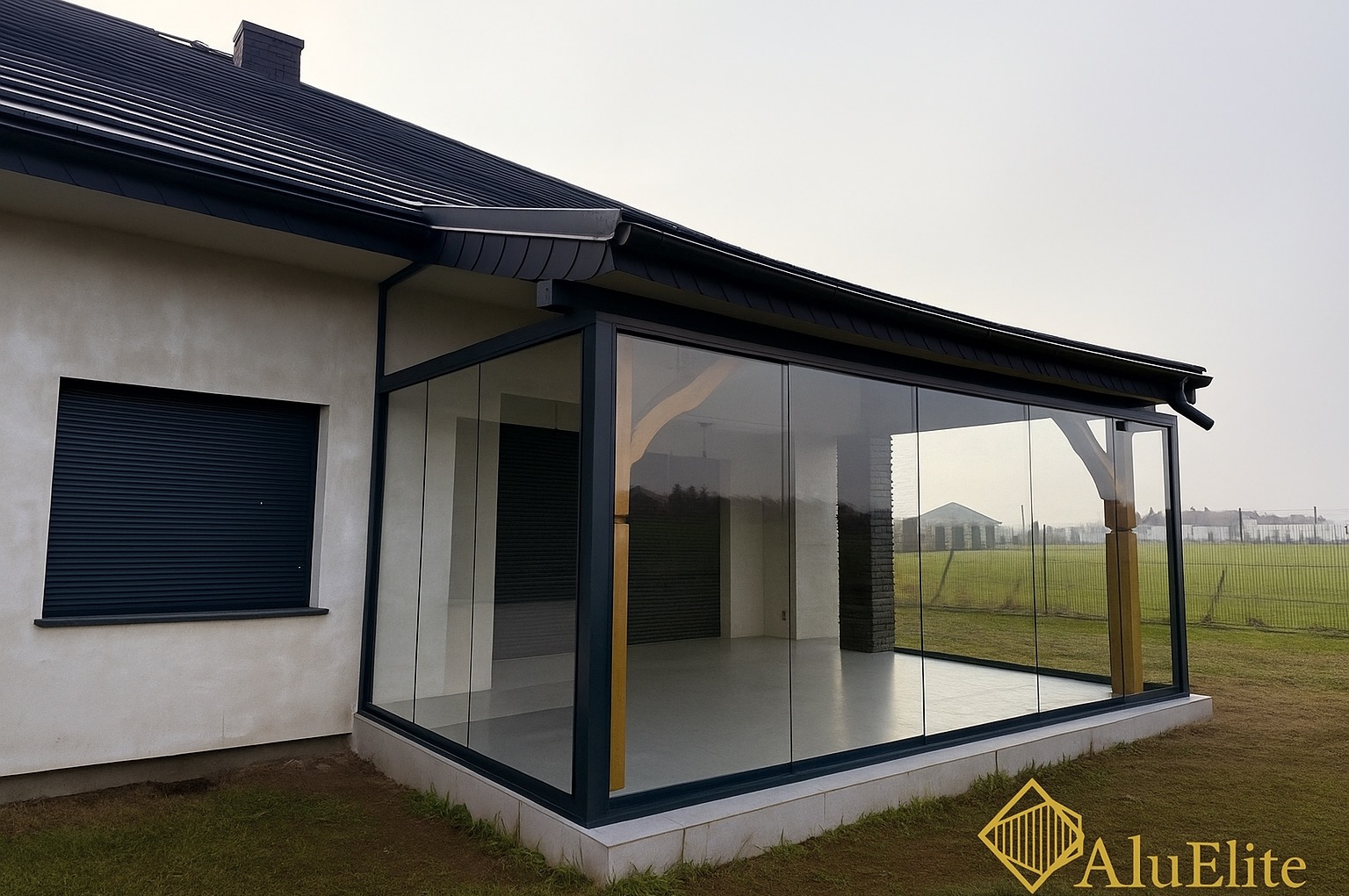 Szklana zabudowa tarasu z drewnianymi elementami konstrukcyjnymi, widoczna z zewnątrz. Nowoczesny design, minimalistyczne wykończenie, szklane ściany przesuwne.