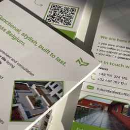 Cohera Studio - Stos wizytówek firmy Future Project Sp. z o.o. z kodem QR, danymi kontaktowymi i zdjęciami zrealizowanych projektów architektonicznych, w zielono-białej kolorystyce.