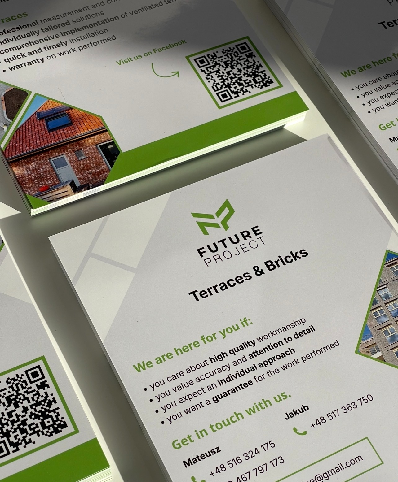 Stos wizytówek firmy Future Project z Oświęcimia, specjalizującej się w tarasach i cegłach. Wizytówki w kolorach bieli i zieleni, z QR kodem i danymi kontaktowymi.