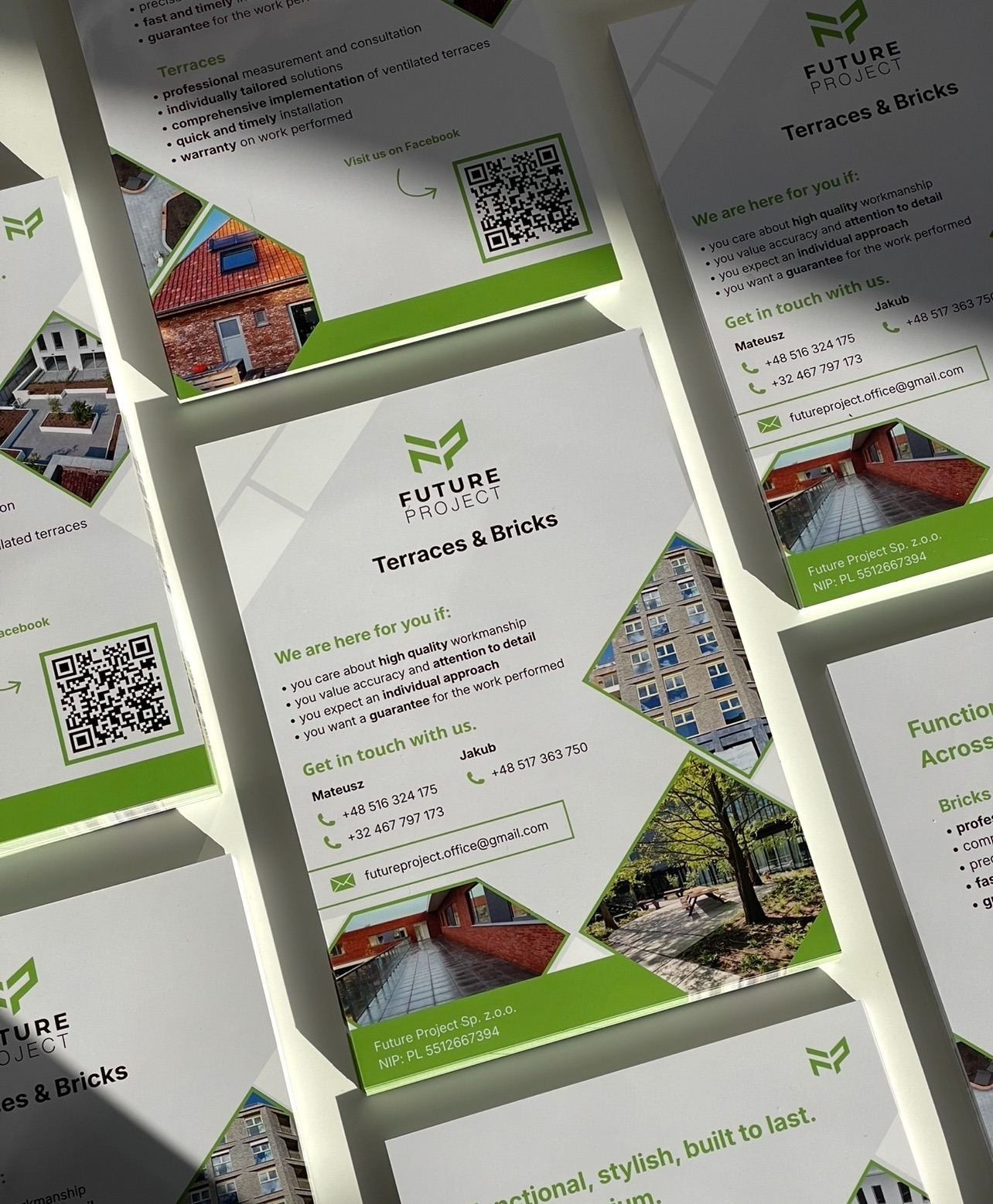 Stos ulotek firmy Future Project z ofertą budowy tarasów i układania cegieł, z detalami kontaktowymi i hasłem 'Functional, stylish, built to last.'