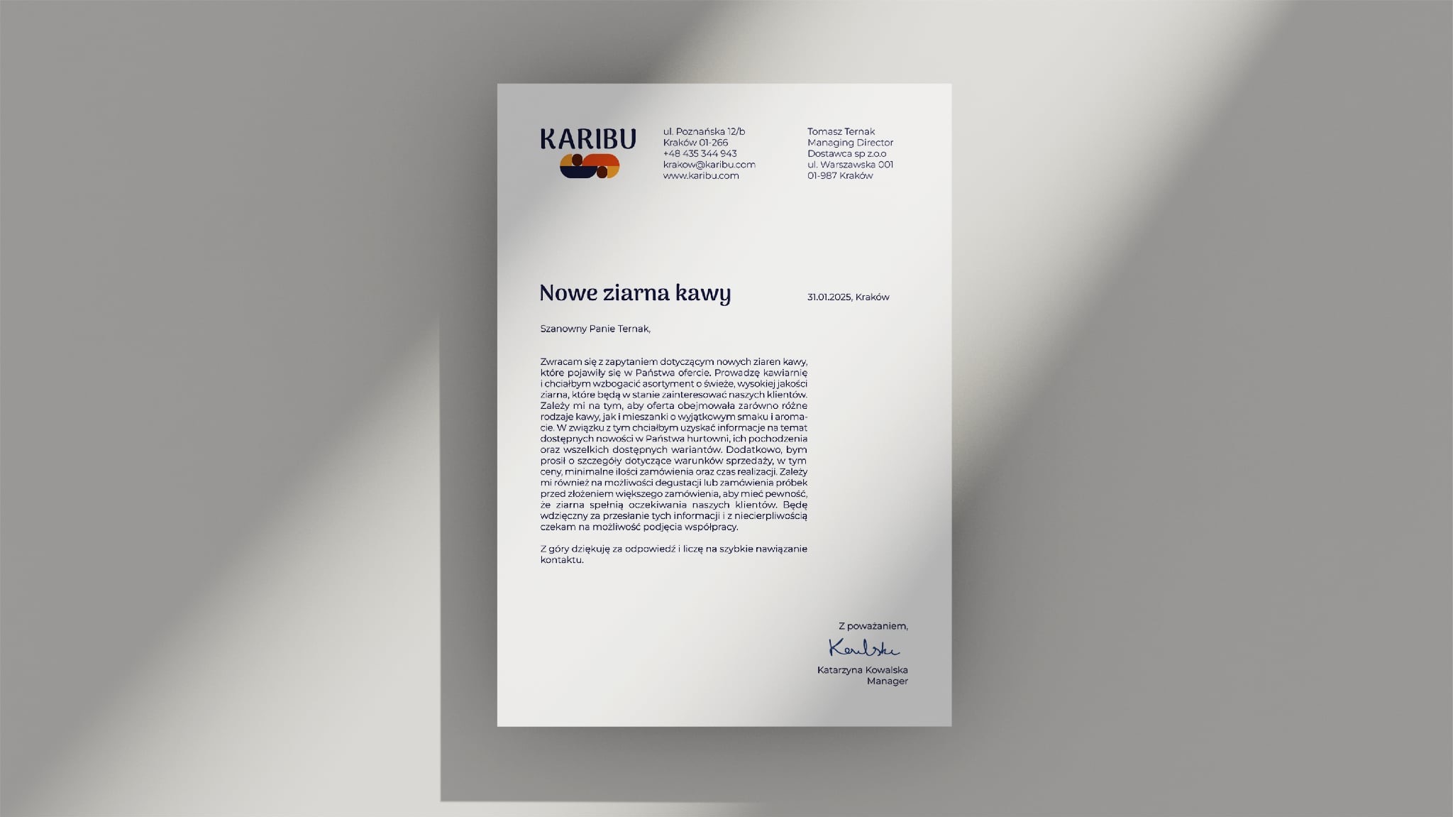 Elegancki list firmowy z logo Karibu, informujący o nowych ziarnach kawy. Stonowana kolorystyka, czytelny układ tekstu, profesjonalny wygląd. Komunikacja biznesowa.