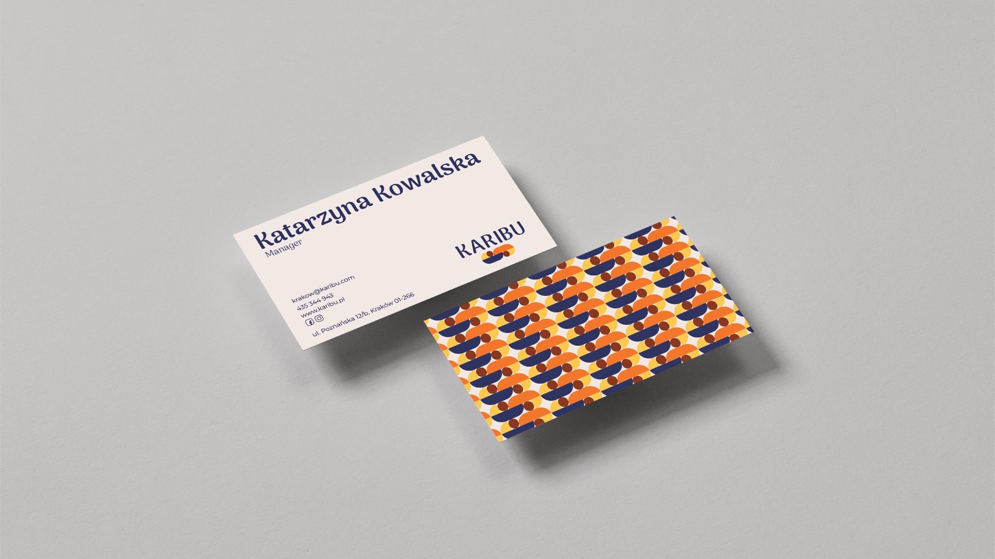 Dwie wizytówki firmy Karibu: jedna z danymi kontaktowymi Katarzyny Kowalskiej, druga z geometrycznym wzorem w odcieniach granatu, brązu i pomarańczy na jasnym tle.