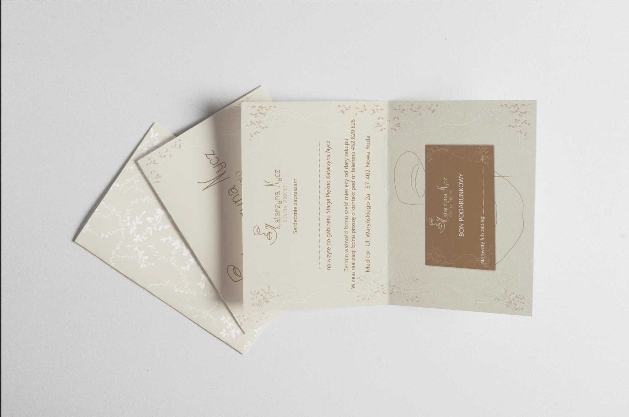 Elegancka, beżowa ulotka reklamowa salonu kosmetycznego z bonem podarunkowym, z delikatnym motywem roślinnym i minimalistycznym fontem, leżąca na jasnym tle.