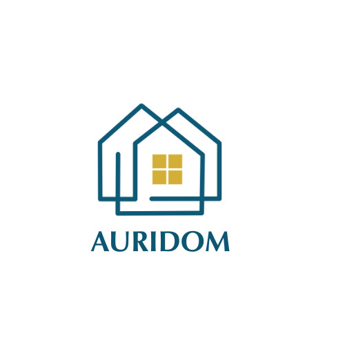 Minimalistyczne logo firmy Auridom: kontur domu w odcieniach niebieskiego z żółtym oknem, na białym tle. Geometryczny design, nowoczesny styl.