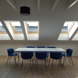 SPB CRYSTAL OLENA KRYCHUN - Jasne poddasze we Wrocławiu po remoncie: białe ściany, drewniana podłoga, okna dachowe i niebieskie krzesła wokół białego stołu. Minimalistyczny design.
