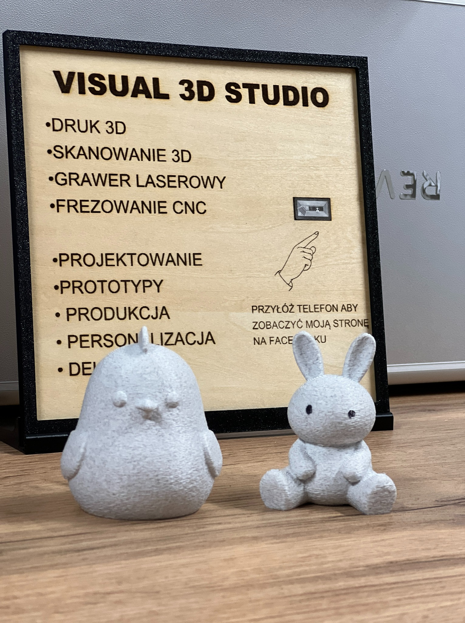 w 100% wykonana przezemnie tabliczka reklamowa z NFC oraz 2 figurki ozdobne